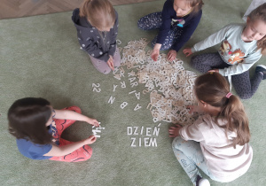 Dzieci układają wyrazy z rozsypanki literowej