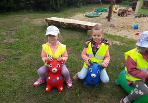 Trzy dziewczynki korzystają z placu zabaw