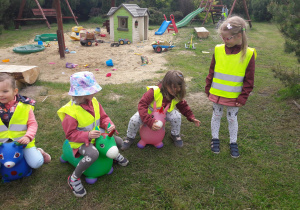 Grupa dzieci korzysta z placu zabaw