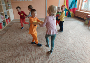 Dzieci tańczą w parze