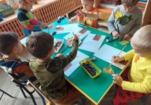 Dzieci pracują razem przy stoliku