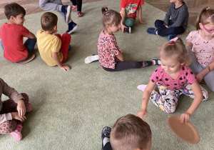 Wspólna zabawa dzieci na dywanie