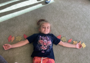 Dziewczynka leży na dywanie