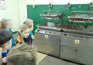 dzieci w fabryce