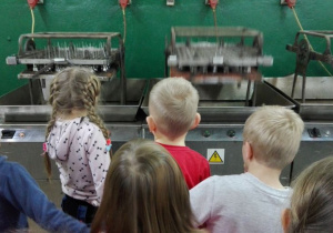 dzieci patrzą na pracujące maszyny