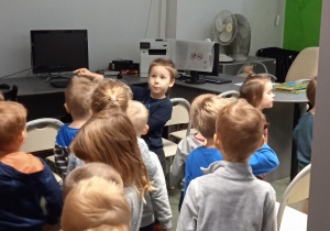 Dzieci przebywają w sali bibilotecznej