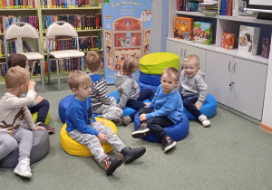 Dzieci przebywają w sali bibliotecznej