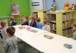 Dzieci przebywają w sali bibilotecznej