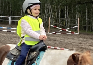 Dziecko siedzi na koniu