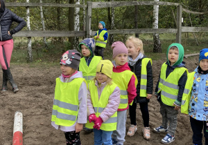 Dzieci stoją w grupie na powietrzu