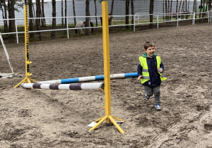 Chłopiec stoina na terenie stadniny