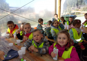 Dzieci podczas posiłku na terenie gospodarstwa agroturystycznego