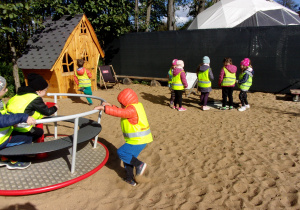 Dzieci podczas wspólnej zabawy na placu zabaw