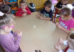 Dzieci podczas oglądania pestek dyni