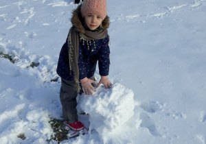 dziewczynka z kulą śniegową