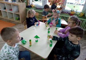 Dzieci siedzą razem przy stoliku