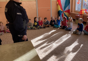 Pani Policjant stoi przed dziećmi