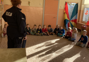 Pani Policjant stoi przed dziećmi