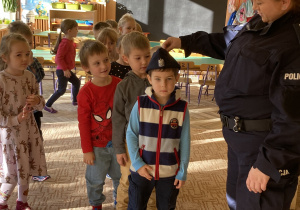 Chłopiec w czapce policyjnej