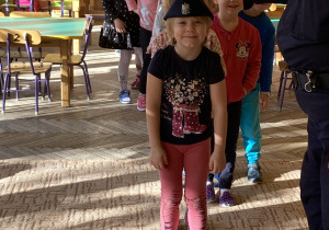 Dzieci przymierzają czapkę policyjną