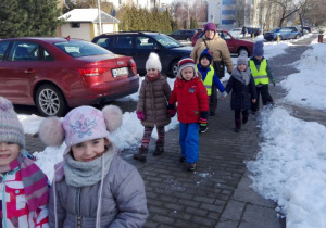 dzieci idą par za parą