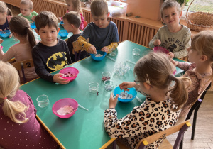 Dziec siedzą i pracują wspólnie przy stoliku