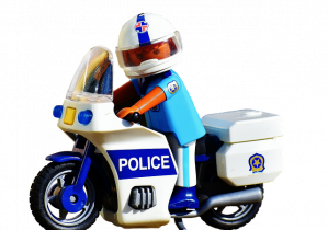 Zdjęcie zabawki przedstawiającej policjanta na motorze