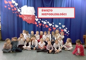Dzieci na tle symboli Polski