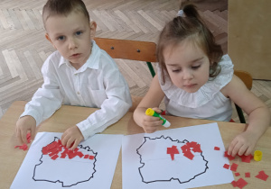Dzieci wyklejają kontur polski