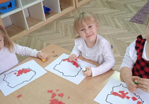 Dzieci wyklejają kontur polski