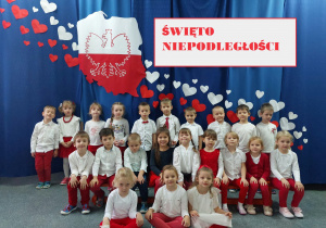 Dzieci stoją wspólnie na tle symboli Polski