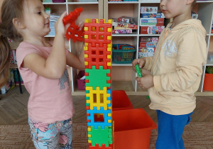Dzieci ukadają wieżę z klocków