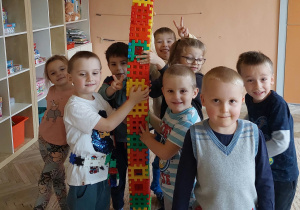 Dzieci ukadają wieżę z klocków