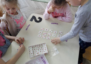 dzieci graja przy stoliku