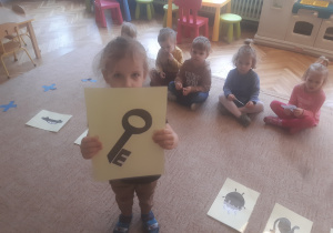 Chłopiec trzyma ilustarcję przedstawiająca klucz