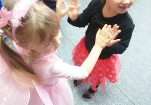 Dwie dziewczynk tańczą wspólnie