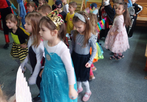 Dzieci biorą udział w w tańcach