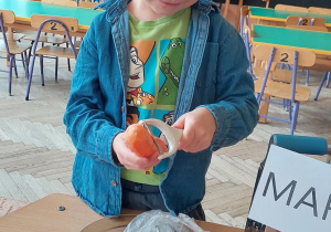 Chłopczyk obiera marchewkę
