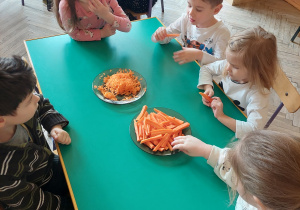 Dzieci ogladają marchewkę
