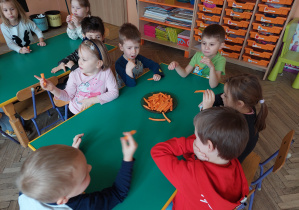 Dzieci ogladają marchewkę