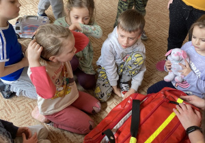 Dzieci słuchaja tego co mówi ratownik medyczny
