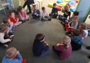 Rozmowy przedszkolaków w kole na dywanie