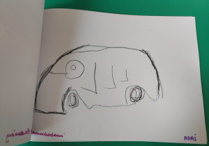 Rysunek samochodu narysowanego przez chłopca