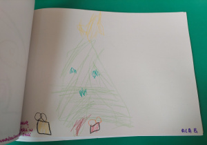 Rysunek choinki narysowanej przez dziewczynkę