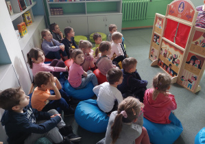 Dzieci oglądają teatrzyk kukiełkowy