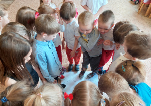 Dzieci z grupy stoja na mapie Polski