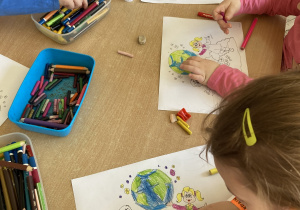 Dzieci kolorują schemat Ziemi.