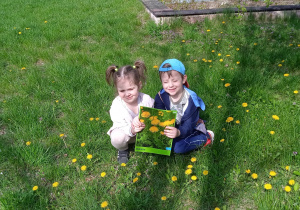 Dzieci trzymają cebule kwiatowe do posadzenia
