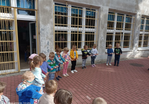 Grupa dzieci stoi na tarasie ze sznurkiem w dłoni