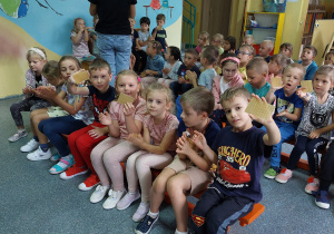 duża grupa dzieci trzymająca plastry miodu w rękach